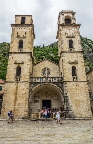 Människor gå nära Sankt Tryphon Cathedral — Stockfoto