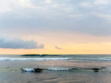 Endonezya, Bali 'deki Suluban plajından Hint Okyanusu' nun inanılmaz gün batımı manzarası