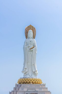 Güneşli bir günde Budist merkez Nanshan 'da Tanrıça Guanyin' in heykeli görülüyor.