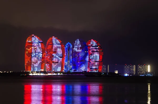 中国海南三亚的凤凰岛上背光和海风映照下的浮雕场景夜景 — 图库照片