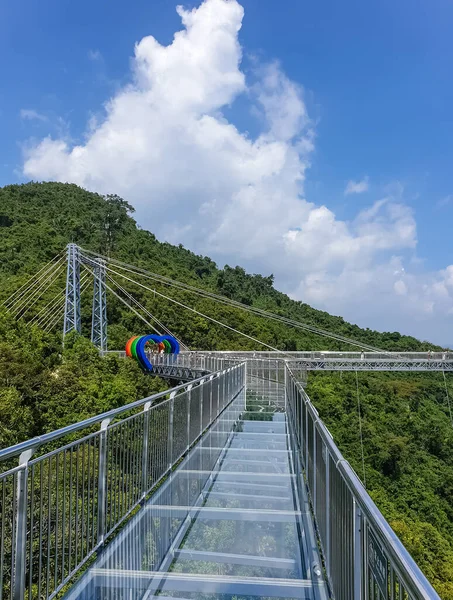 海南盐田雨林文化旅游区玻璃桥与公园全景鸟瞰 — 图库照片