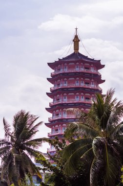 SANA, HAINAN, ÇİN - 10 Ekim 2019 'da Sanya Nanshan Kültür Merkezi' nde geleneksel Çin mimarisinin renkli bir Duobao Stupa 'sı