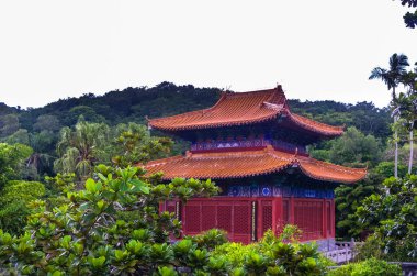 SANA, HAINAN, ÇİN - 10 Ekim 2019 'da Sanya Nanshan Kültür Merkezi' nde geleneksel Çin mimarisinin renkli ahşap bir Chenglu köşkü.