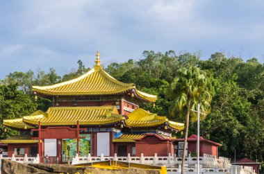 SANA, HAINAN, ÇİN - 10 Ekim 2019 'da Sanya Nanshan Kültür Merkezi' nde geleneksel Çin mimarisinin renkli bir geçidi, Sanya, Hainan, Çin