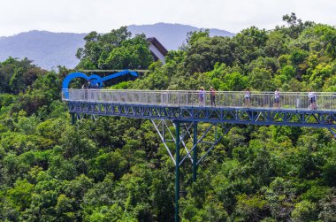 SANA, HAINAN, ÇİN - 11 Ekim: Cam köprü ve Yanoda Yağmur Ormanları Kültür Turizm Bölgesi 'nin renkli manzarası 11 Ekim 2019' da Sanya, Hainan, Çin