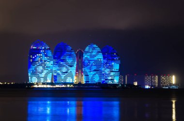 Phoenix adasındaki fenerlerin gece manzarası. Sanya, Hainan, Çin 'deki bir deniz manzarası.