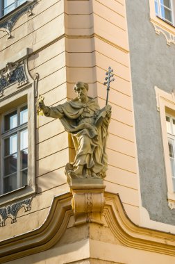 Prag'da bir binasında Saint peter heykel