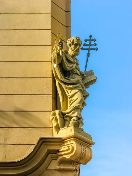 Saint peter skulptur på en byggnad i Prag — Stockfoto