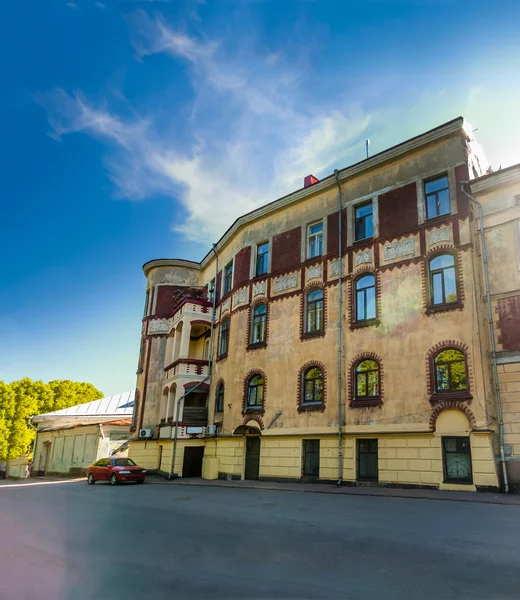 Antiguo edificio residencial en Vyborg, Rusia — Foto de Stock