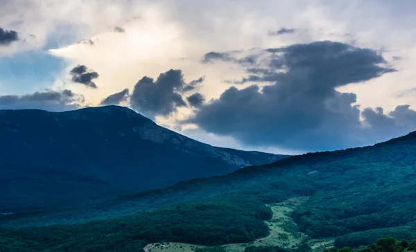 Kırım dağda gün batımı görünümü — Stok fotoğraf