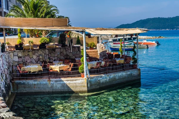 setin Karadağ'ın tarihinde manzaralı kafe üzerinde