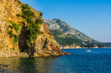 dağlar ve Karadağ'daki Deniz Manzaralı