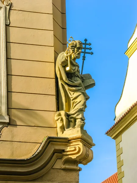 Saint peter skulptur på en byggnad i Prag — Stockfoto