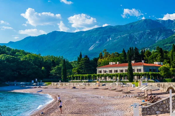 Vista sobre la playa y las montañas en Montenegro —  Fotos de Stock