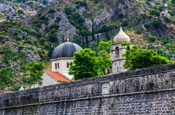 Vue sur l'église de la forteresse de Kotor — Photo