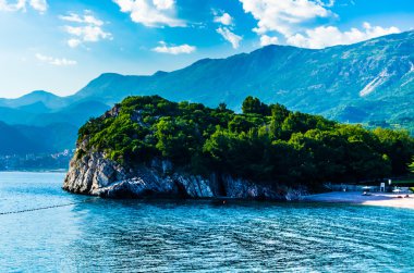 Deniz ve dağlar Karadağ görüntüleyin