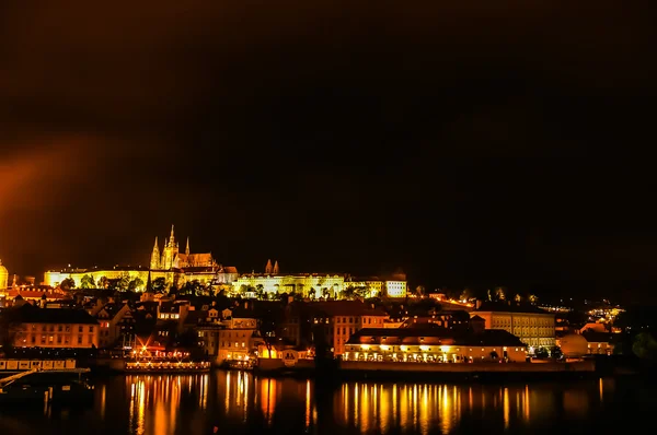 Vista notturna su Praga e la Cattedrale di San Vito — Foto Stock