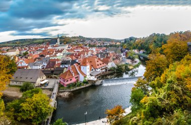 Nehir ve kırmızı çatılar Cesky Krumlov içinde görüntüleyin