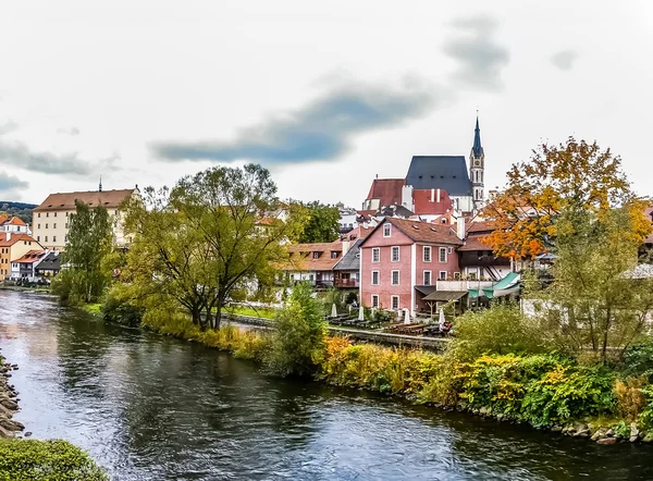 Widok na rzekę i czerwone dachy w Cesky Krumlov — Zdjęcie stockowe