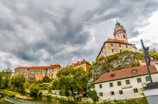 Visa på slottet och röda tak i Cesky Krumlov — Stockfoto