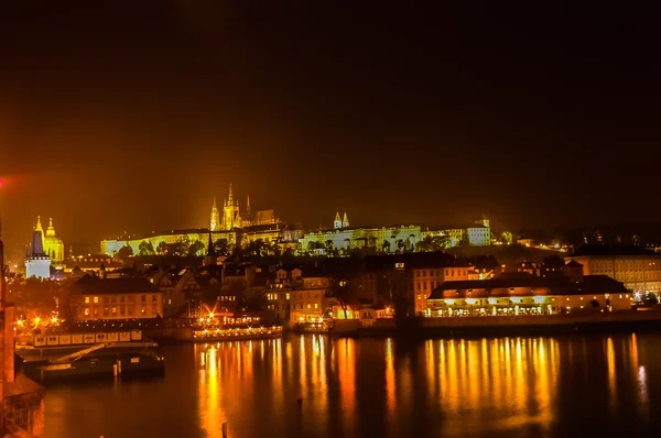 Prag ve Saint Vitus Katedrali gece görünümü — Stok fotoğraf