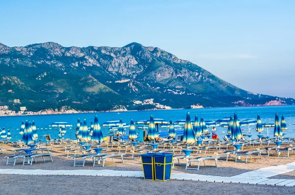 Vista sobre la playa mar y montaña en Montenegro — Foto de Stock