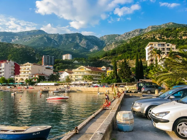 Vista del paisaje de las montañas desde el terraplén en Rafailovici, Montenegro en la noche de verano —  Fotos de Stock