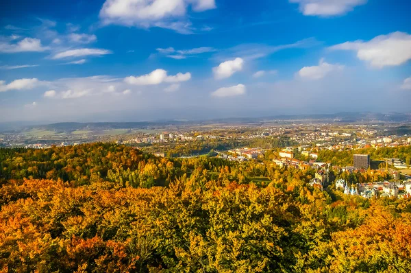 Vista superior sobre el bosque y Carlovy Vary en otoño — Foto de Stock