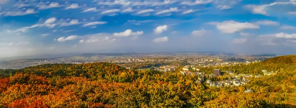 Vista superior sobre el bosque y Carlovy Vary en otoño — Foto de Stock