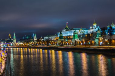 Moskova'da Kremlin kale gece görünümü