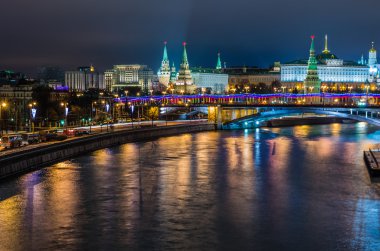 Moskova'da Kremlin kale gece görünümü
