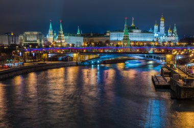 Moskova'da Kremlin kale gece görünümü