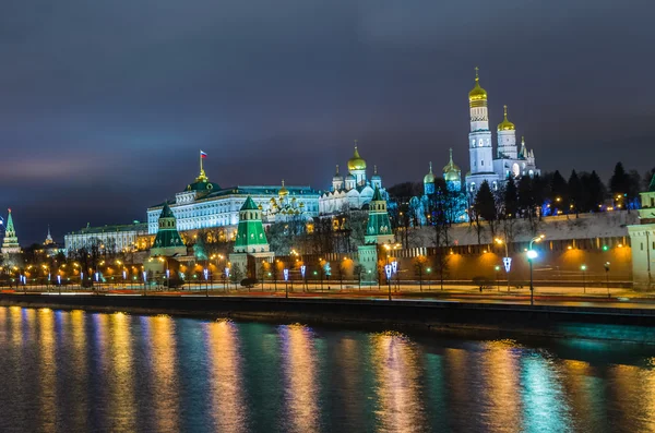 Nachtansicht auf das Kreml-Schloss in Moskau — Stockfoto