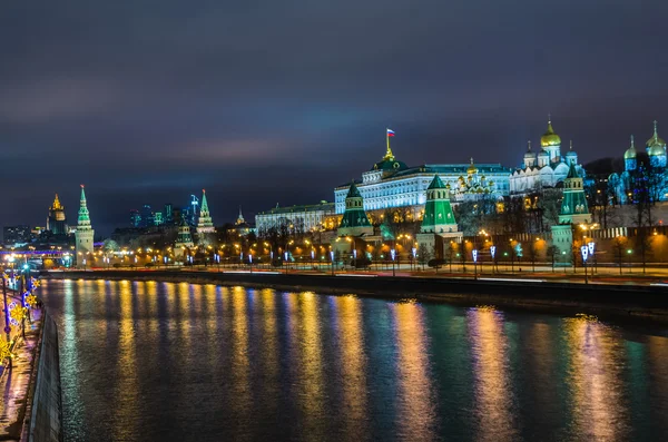 Vista nocturna del castillo del Kremlin en Moscú —  Fotos de Stock