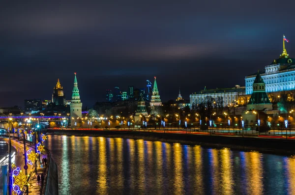 Nachtansicht auf das Kreml-Schloss in Moskau — Stockfoto