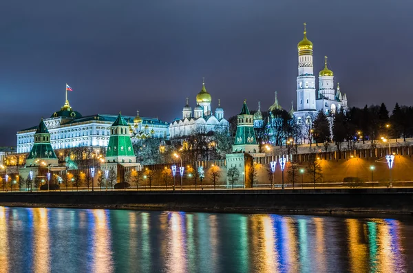Natt syn på Kreml slott i Moskva — Stockfoto