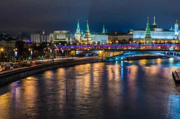 Nachtansicht auf das Kreml-Schloss in Moskau — Stockfoto