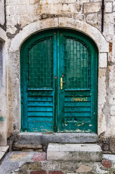 Puerta de madera en casa vieja —  Fotos de Stock