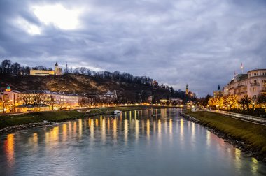 Salzburg city ve Salzburg Nehri üzerinde gece görünümü