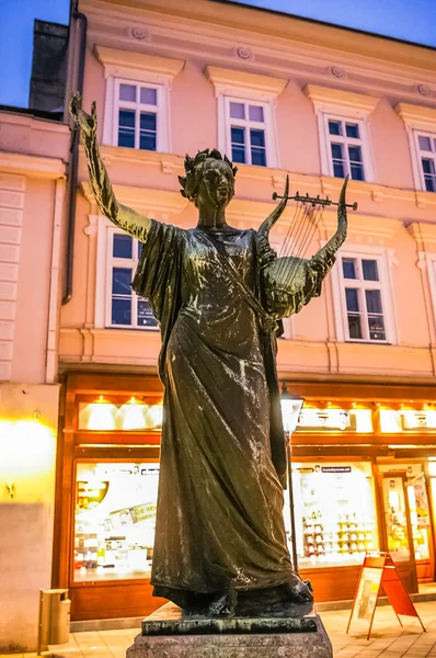 Estatua femenina con arpa en Baden bei Wien — Foto de Stock