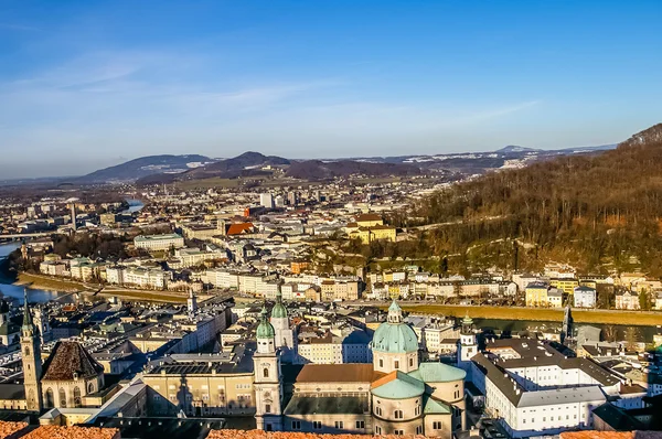 Bovenaanzicht op Salzburg stad van Hohensalzburg Vesting op winter — Stockfoto