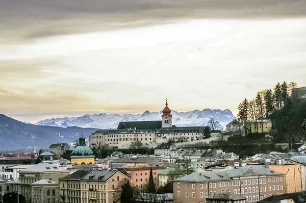 Bovenaanzicht op Salzburg stad op winter, Salzburg Oostenrijk — Stockfoto