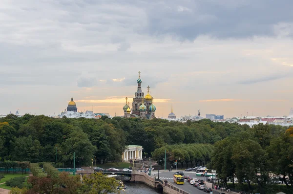 Coucher de soleil sur la ville — Photo