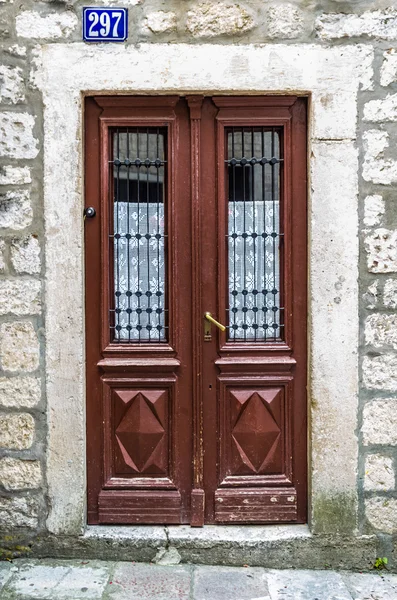 Puerta de madera marrón en casa vieja —  Fotos de Stock