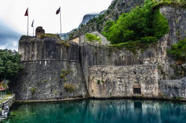Kotor kale üzerinde göster