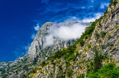 Dağlardaki görüntülemek ve bulutlar ile gökyüzü
