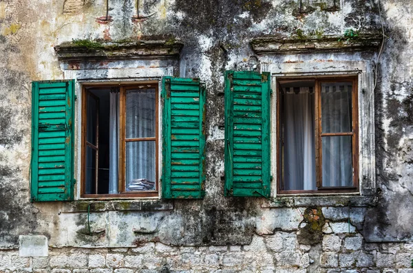 Ventana con persianas en casa antigua —  Fotos de Stock