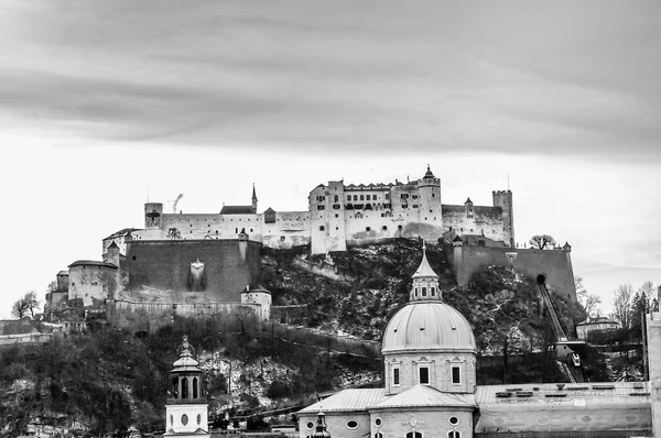 Bovenaanzicht op Salzburg stad en Hohensalzburg Vesting op winter, — Stockfoto