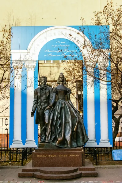 Памятник знаменитому поэту Пушкину с женой в Москве — стоковое фото