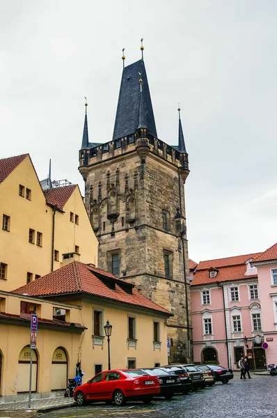 Θέα στον πύργο της πυρίτιδας στην Πράγα, Δημοκρατία της Τσεχίας — Φωτογραφία Αρχείου